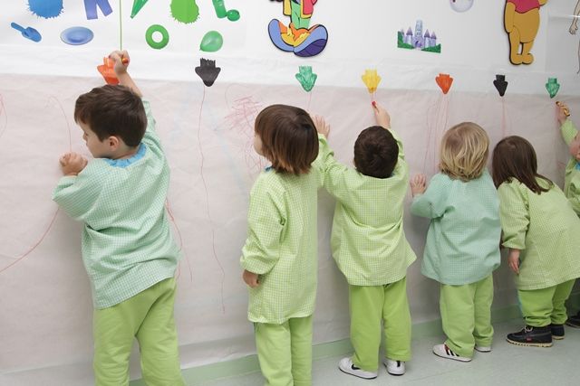 Escuela Infantil Los Robles niños dibujando en muro