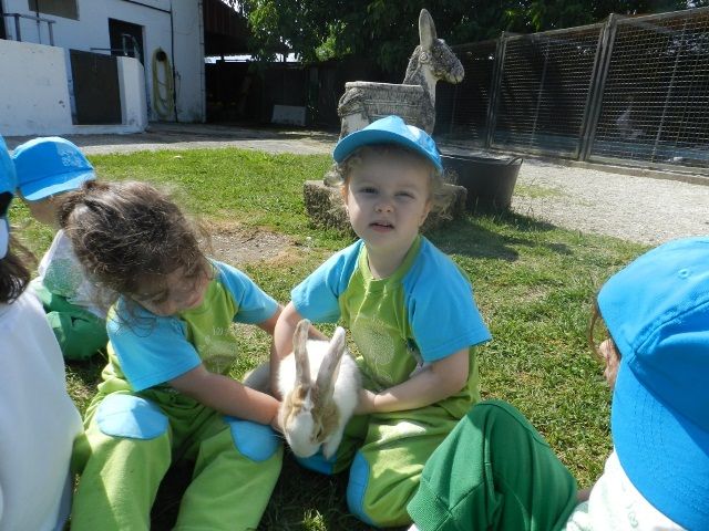 Escuela Infantil Los Robles niños con un conejo